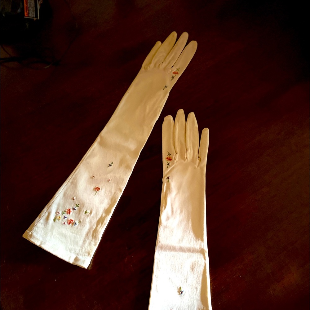 Vintage White Embroidered Gloves